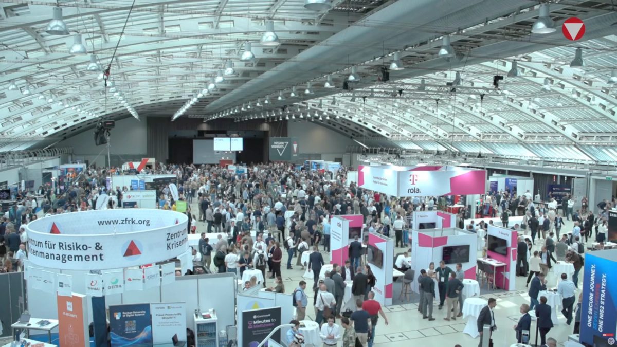 Messehalle der IKT-Sicherheitskonferenz 2026 im Design Center Linz, im Vordergrund der Stand des ZRK