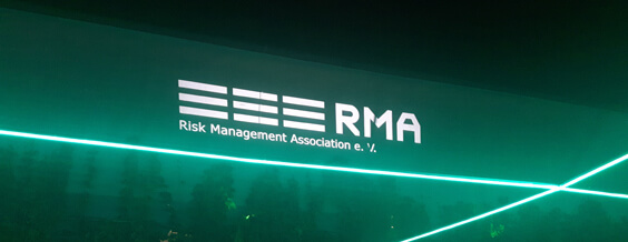 RMA Risk Management Association e.V. Logo mit Neonleuchten auf grünem Hintergrund