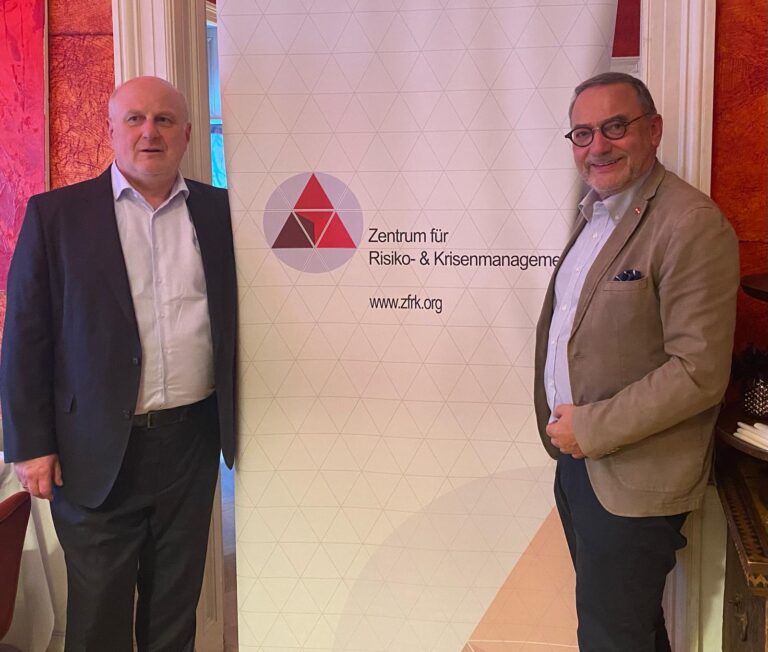 DI Johannes Göllner MSc, Vorstandsvorsitzender des Zentrum für Risiko- und Krisenmanagement (li), Senator Heinz K. STIASTNY, KommRat, RegKmsr, Vorstand für Netzwerk & Strategie (re)