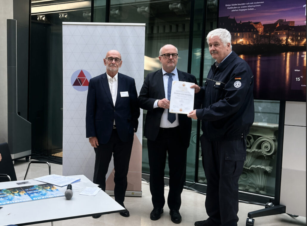 v.l.n.r.: Präsident Wolfgang Reisinger, Vorstandsvorsitzender Johannes Göllner, Vize-Präsident Albrecht Broemme