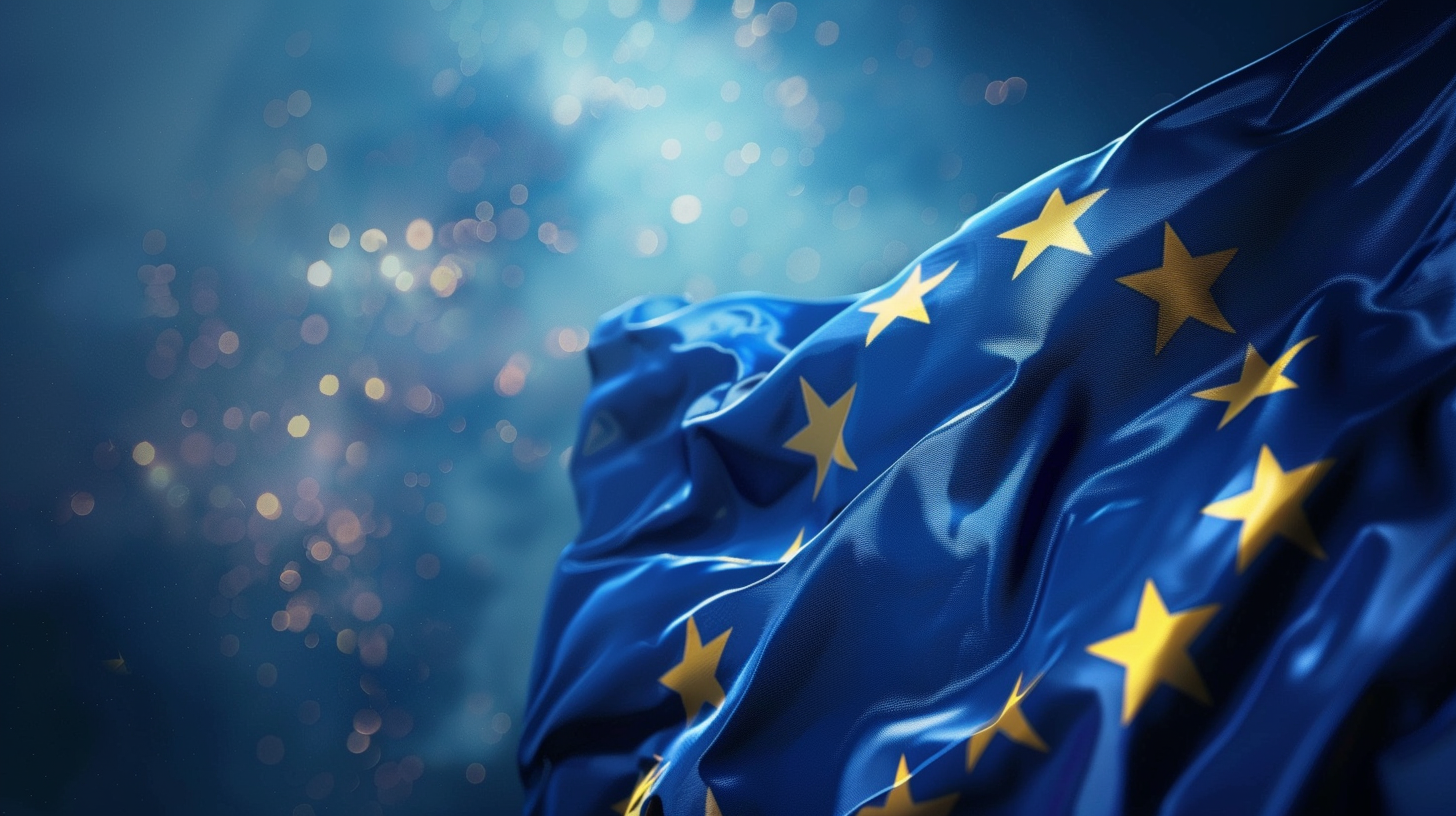 Europäische Union Flagge mit zwölf goldenen Sternen auf blauem Hintergrund, wehend vor unscharfem, lichtem Himmel.