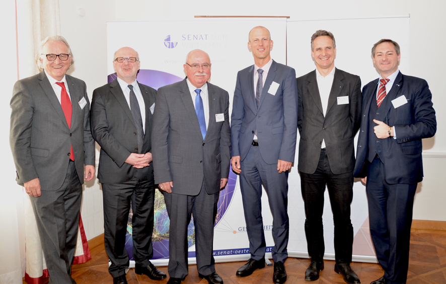Sechs Herren in Business-Kleidung posieren nebeneinander vor einer SENAT-Kulisse bei einem formalen Anlass.