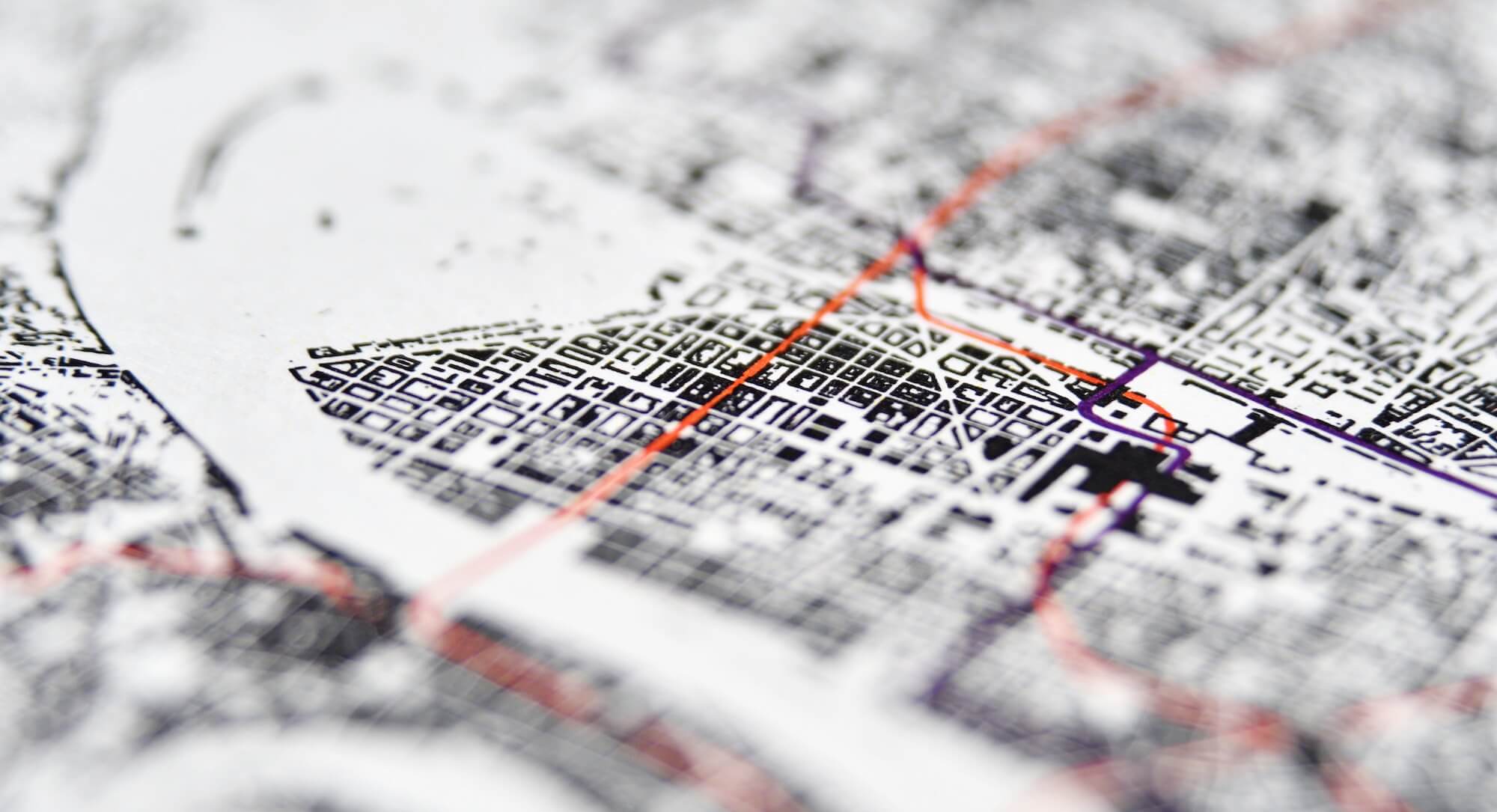 Stadtplan mit farblich markierten Routen und Straßennetz in Nahaufnahme.