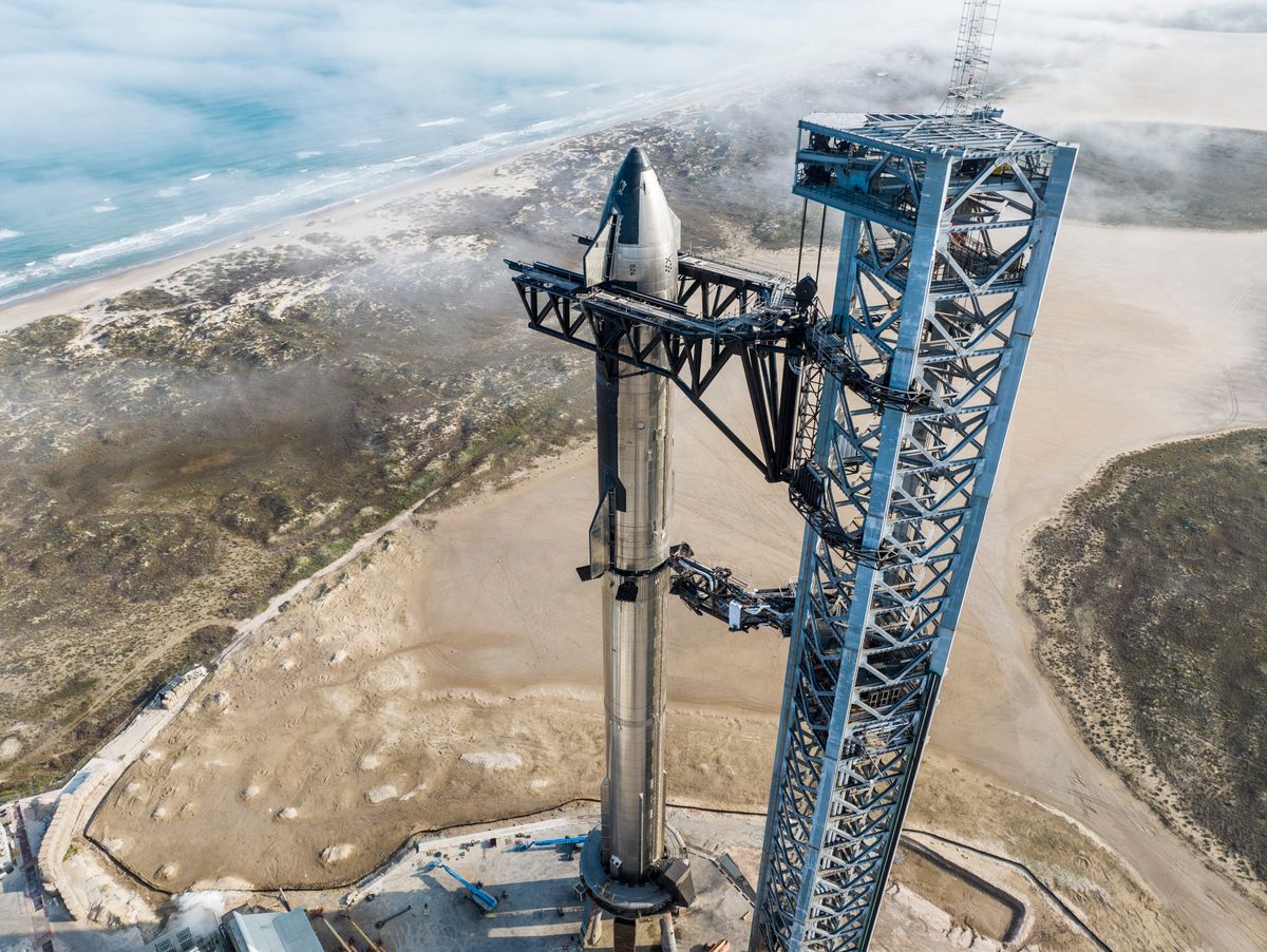Raketenträger auf Startrampe an der Küste mit Meerblick und Landschaftsübersicht