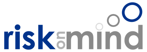 Logo von riskmind mit blauem und grauem Schriftzug sowie drei verbundenen Kreisen in Blau und Grau